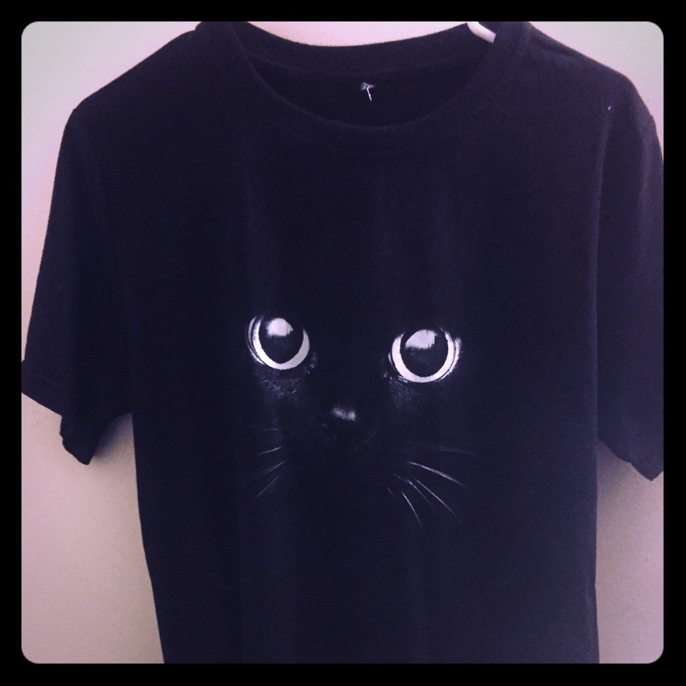 3x Black cat T shirt fits more like an XL